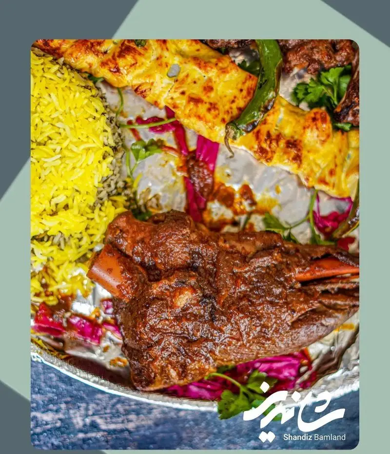 غذای اصیل ایرانی در رستوران شاندیز باملند: یک پرس باقالی پلو با گردن لذیذ، همراه با کباب و جوجه کباب زعفرانی خوشمزه.