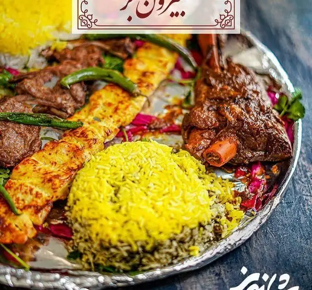 نمای نزدیک از غذای خوشمزه و اصیل رستوران شاندیز شامل چلو ماهیچه و انواع کباب با برنج زعفرانی، تجربه‌ای دلپذیر از طعم ایرانی.