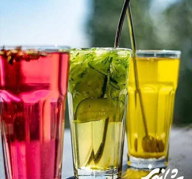 سه نوشیدنی طبیعی و گوارا در رستوران شاندیز شامل شربت زرشکی، دتاکس واتر خیار و نعناع و شربت عسل برای روزهای گرم تابستان.