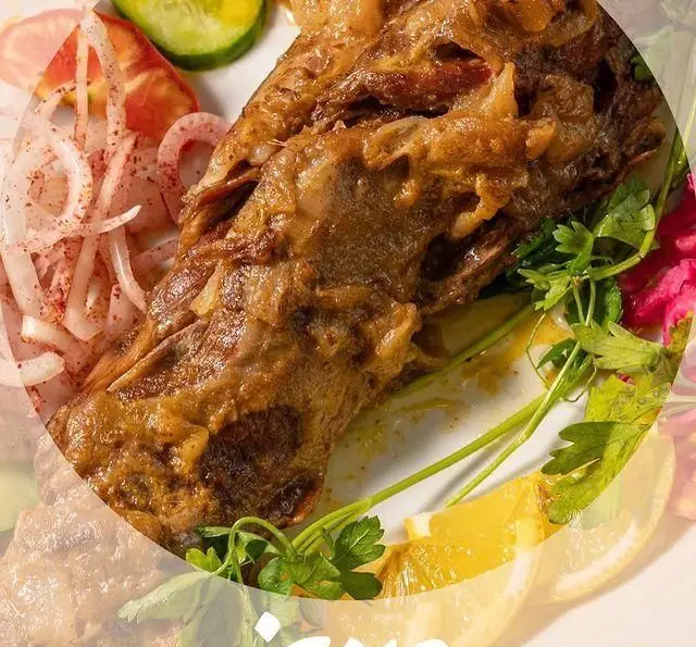 خوراک گوشت آبدار و لذیذ رستوران شاندیز، با دورچین تازه پیاز، لیمو و سبزیجات. غذایی اصیل و محبوب ایرانی.