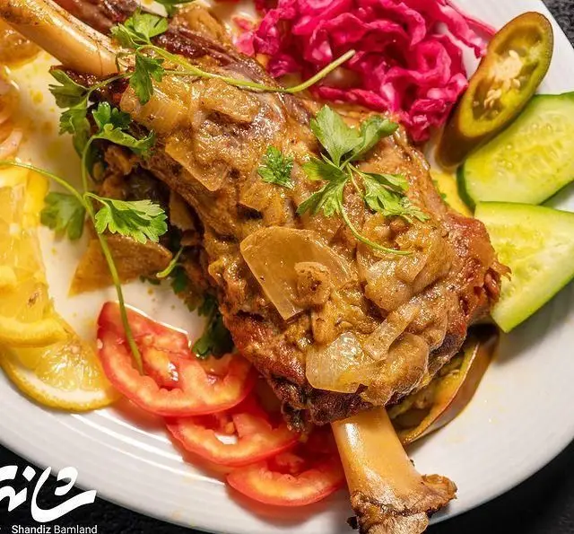 ماهیچه گوسفندی لذیذ رستوران شاندیز بام‌لند تهران، غذای اصیل و خوشمزه ایرانی با دورچین تازه. تجربه طعم بی‌نظیر در شاندیز.