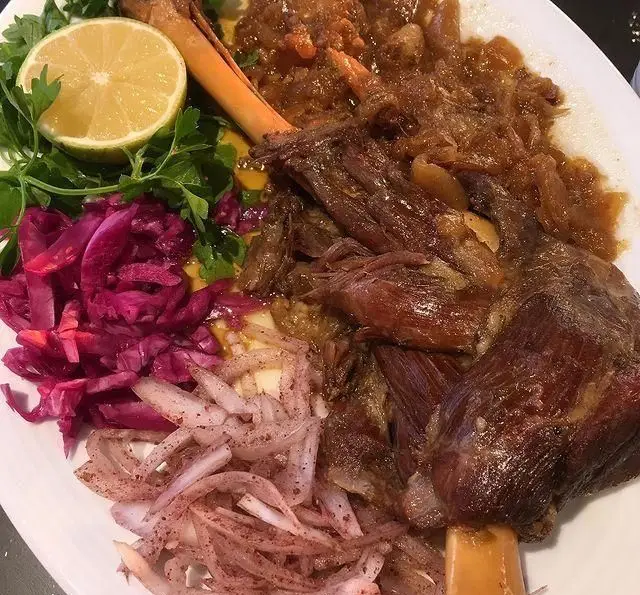 ماهیچه پخته شده رستوران شاندیز، غذایی سنتی با سبزیجات معطر، پیاز سماقی و ترشی کلم قرمز؛ تجربه طعم بی‌نظیر ایرانی.