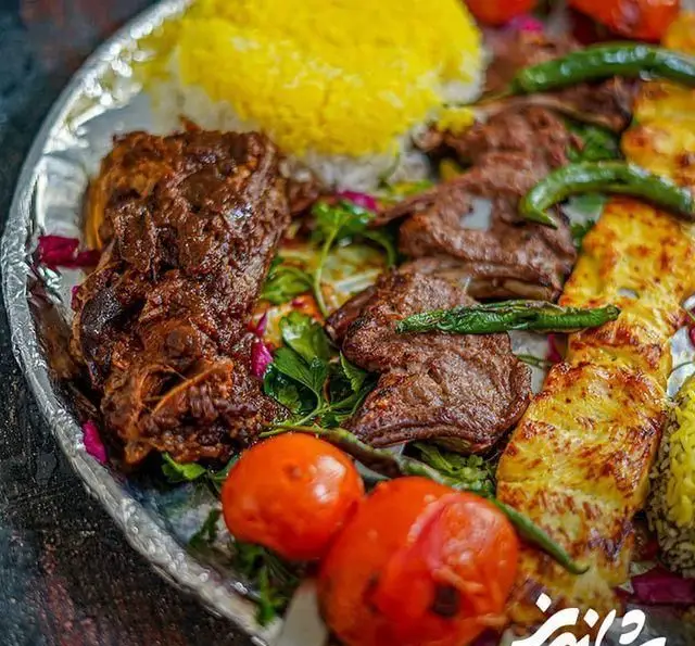 سینی شاهانه انواع کباب و غذای اصیل ایرانی در رستوران شاندیز: چلو جوجه کباب، کباب برگ، ماهیچه با برنج زعفرانی و مخلفات تازه