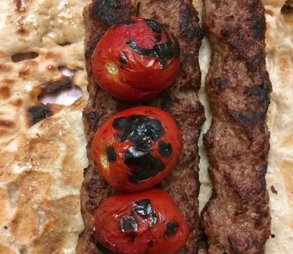 سفارش کباب کوبیده لذیذ از کبابی غدیر با گوجه‌های کبابی آبدار و نان تازه. بهترین تجربه غذای سنتی ایرانی خوش‌طعم و باکیفیت.