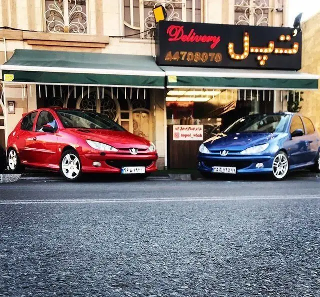 نمای جذاب فست فود تپل همراه با تابلوی Delivery و شماره 44708070 برای سفارش آنلاین غذا، دو خودرو پژو 206 قرمز و آبی نیز دیده می‌شوند.