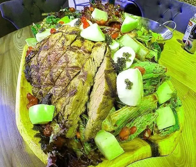 بشقاب بزرگ و مجلل کافی شاپ سولیس شامل استیک گریل شده، سالاد تازه، میوه‌های خرد شده و چاشنی‌های خاص برای یک تجربه غذایی فوق‌العاده.