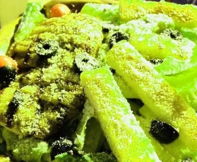 سالاد جذاب و لذیذ کافی شاپ سولیس با پنیر پارمزان، زیتون سیاه و سبزیجات تازه، گزینه‌ای عالی در منوی متنوع کافه.