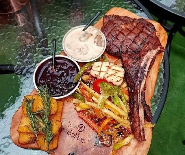 استیک آبدار گریل شده، سبزیجات متنوع، سس قارچ و کدو حلوایی با رزماری در کافی شاپ سولیس. یک وعده لذیذ و دلنشین.