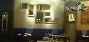 دکوراسیون داخلی شیک و مدرن رستوران فرنگی ژینر، با دیوارهای مزین به آینه‌های قاب‌دار و میزهای چیدمان شده برای سرو غذا.