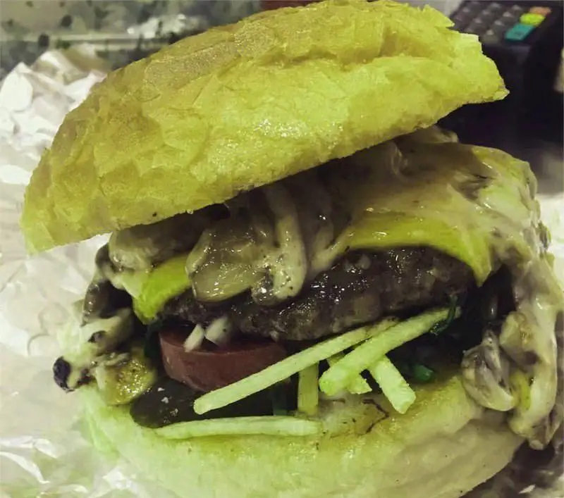 برگر پرملات و خوشمزه ساندویچی کمال خان با پتی گوشت آبدار، قارچ و پنیر آب شده، انتخابی عالی برای فست فود دوستان.