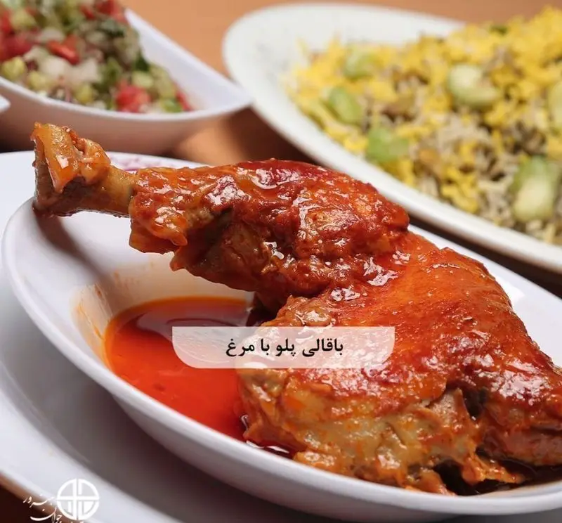 تصویری اشتها آور از باقالی پلو با مرغ رستوران جوان هنرور ۲، غذایی سنتی و خوشمزه ایرانی برای تجربه ای بی نظیر.