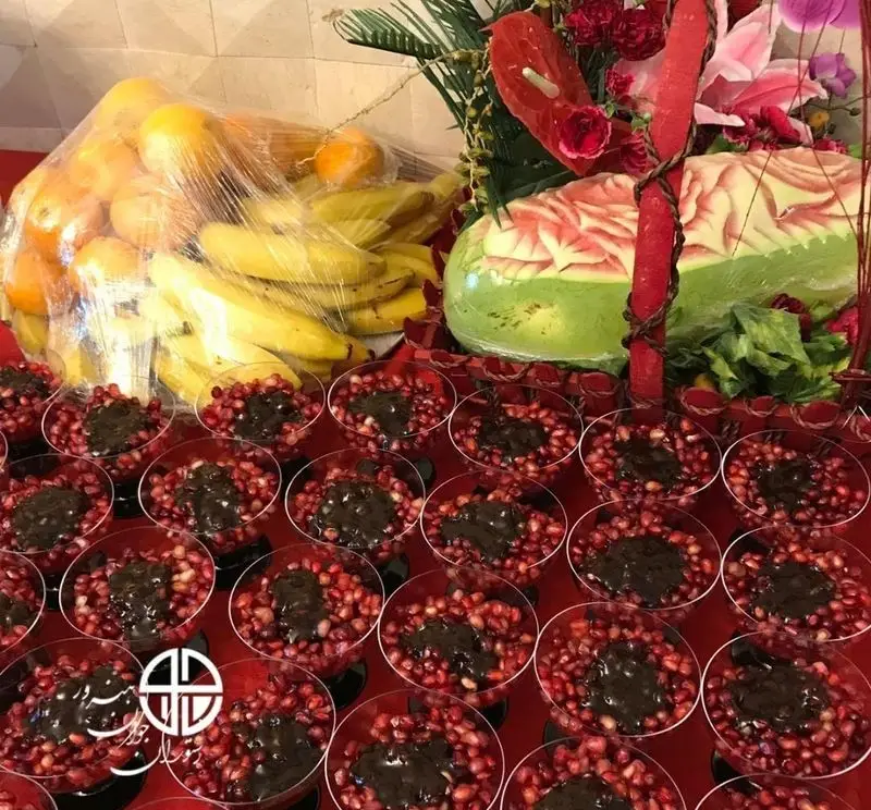 چیدمان ویژه شب یلدا در رستوران جوان هنرور ۲ با دسر انار، هندوانه حکاکی شده، پرتقال و موز برای مهمانی‌ها و مراسم شما.