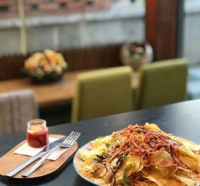 لذت تجربه طعم‌های جدید با بشقاب ویژه چیپس، قارچ و کالباس در فضای دنج کافه مونو، مقصدی عالی برای دورهمی و صرف غذا.