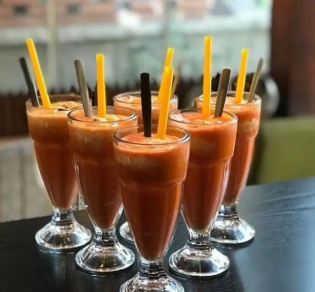 چندین لیوان نوشیدنی خنک و تازه در کافه مونو، مناسب برای دورهمی دوستانه و لذت بردن از لحظات دلپذیر. کافه مونو انتخابی عالی برای نوشیدنی‌های جذاب.