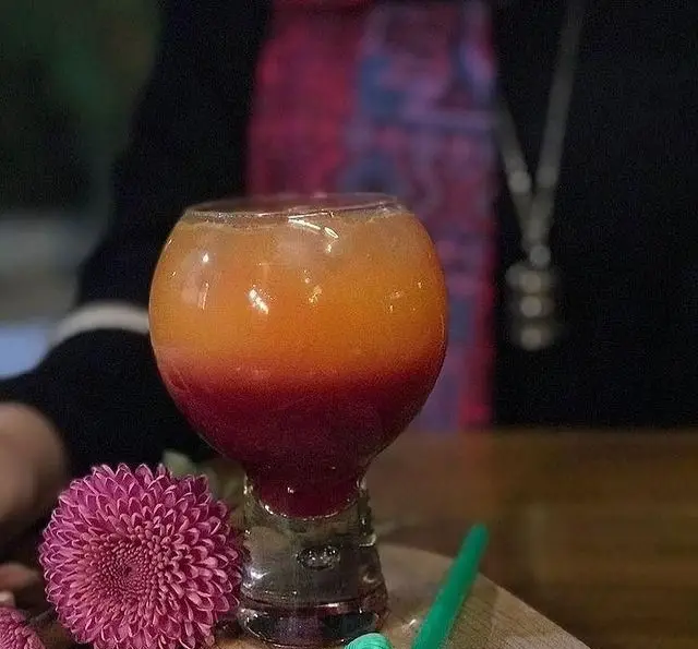 نوشیدنی لایه ای تازه و خوشرنگ در کافه مونو، با حضور گلی زیبا و فضایی دلنشین، برای لحظاتی خاص و به یادماندنی.