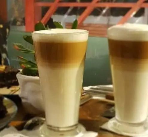 لذت نوشیدن دو لاته ماکیاتو لایه‌ای و دلچسب در فضای دلنشین کافه مونو، انتخابی عالی برای اوقات خوش با دوستان و تجربه بهترین قهوه‌ها.