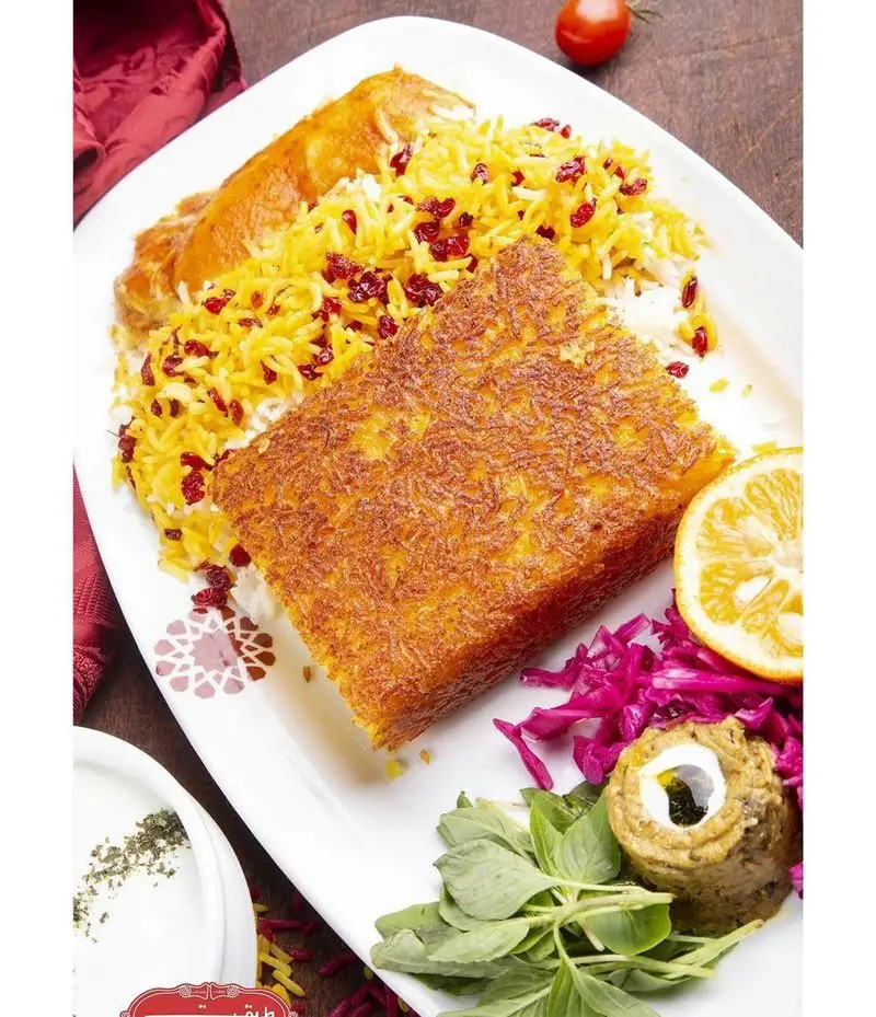 رستوران طریقت (شعبه غرب): ته چین مرغ زعفرانی، زرشک پلو با مرغ مجلسی، کوفته یا دلمه ایرانی و مخلفات تازه و سنتی.