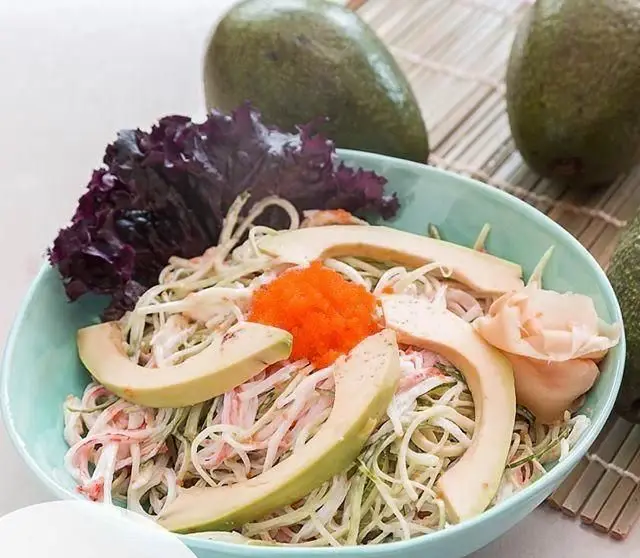 یک کاسه سالاد سوشی آووکادو اشتهاآور و سالم از رستوران آسیایی سوشیکو. این غذای خوشمزه شامل کرب، تخم ماهی، زنجبیل و سبزیجات تازه است.