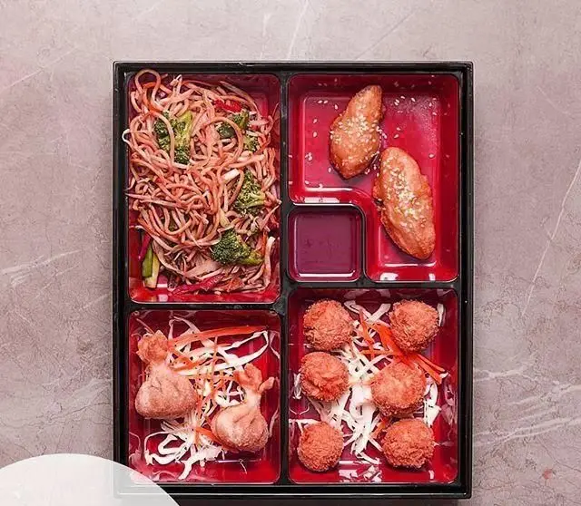 منوی کامل سوشیکو شامل نودل با بروکلی، مرغ سوخاری کنجدی، دامپلینگ سرخ شده و کوفته های لذیذ آسیایی در بنتو باکس شیک رستوران آسیایی سوشیکو.