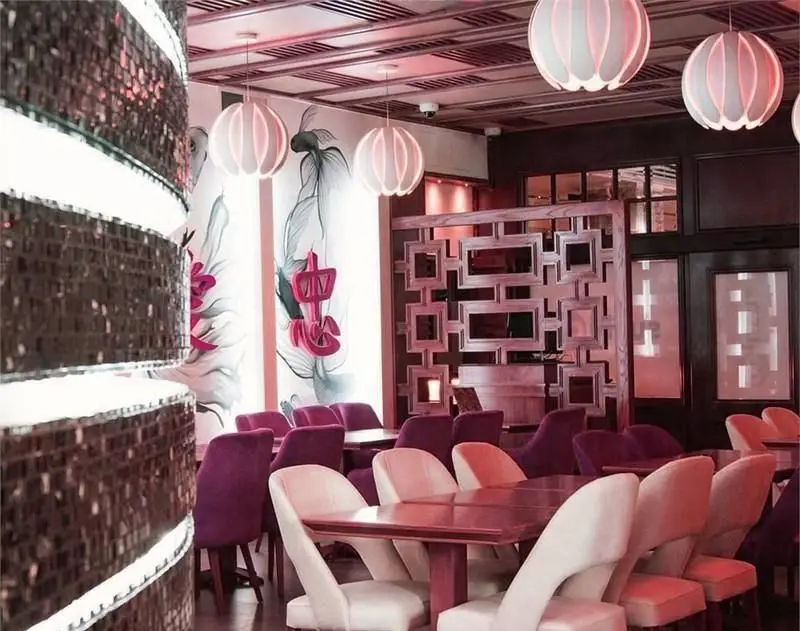 دکوراسیون داخلی رستوران آسیایی سوشیکو با فضای مدرن، میز و صندلی‌های شیک، نورپردازی خاص و طراحی منحصر به فرد محیطی دلنشین.