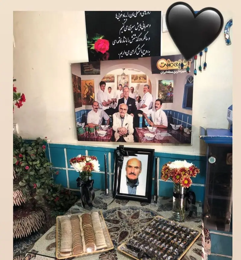 مراسم یادبود در رستوران دیزی سرا، تجلیل از پیشکسوت آشپزی با تصویر جمعی آشپزها و فضای سنتی ایرانی.