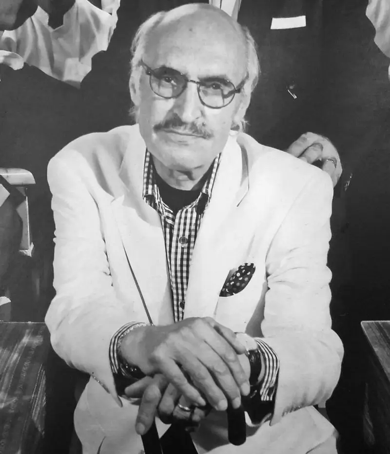 مردی با وقار و سنتی در رستوران دیزی سرا. این تصویر اصالت و مهمان‌نوازی فضای ما را به تصویر می‌کشد تا لذت ببرید.