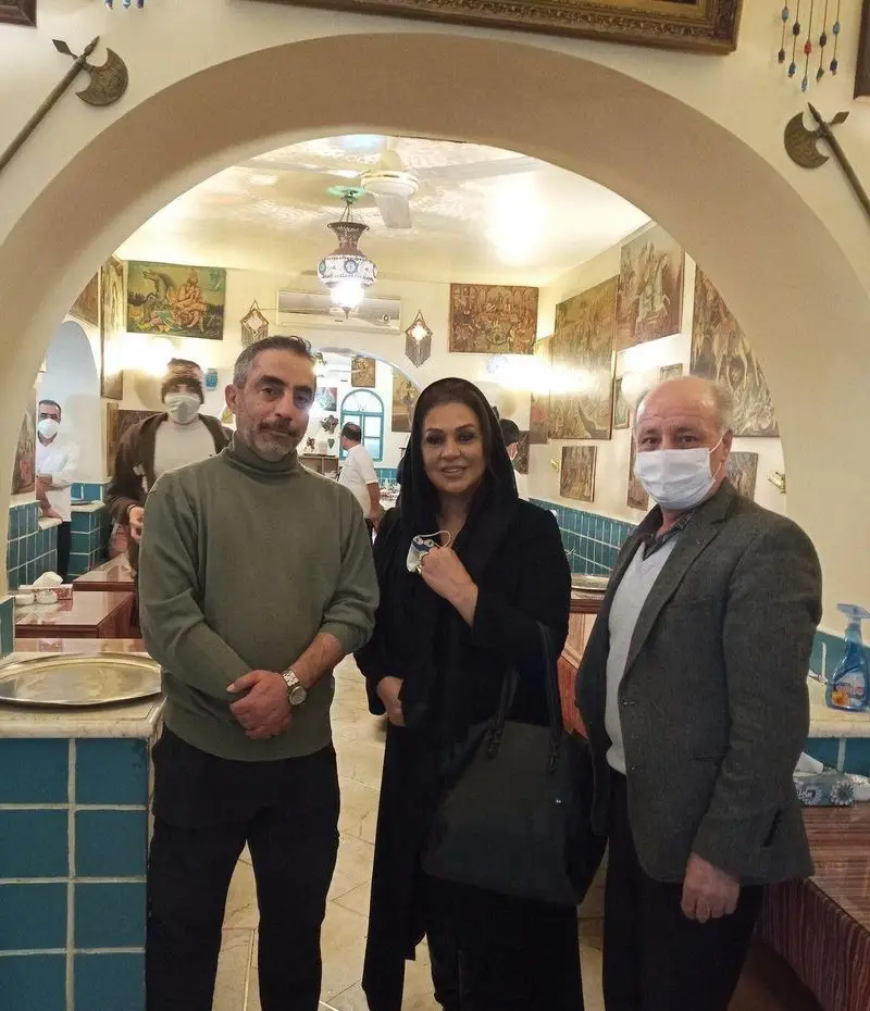 تصویری از مهمانان در فضای سنتی و زیبای رستوران دیزی سرا، لذت بردن از طعم اصیل دیزی و غذای ایرانی در محیطی دلنشین و خاطره‌ساز.