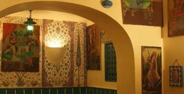 فضای داخلی دلنشین و کاملا سنتی رستوران دیزی سرا، با نقاشی‌های اصیل ایرانی، طاق‌بندی زیبا و دکوراسیون سنتی. مناسب برای تجربه غذای لذیذ دیزی.