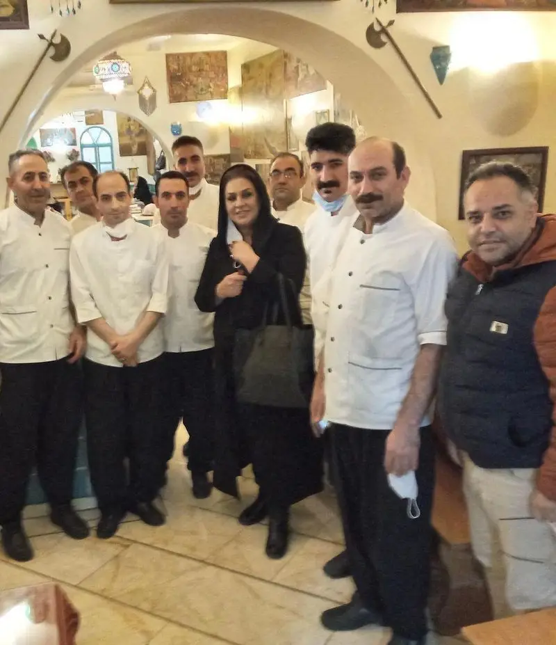 کارکنان و سرآشپزهای ماهر رستوران دیزی سرا در محیط گرم و سنتی، با لبخند منتظر شما برای تجربه طعم واقعی دیزی هستند.