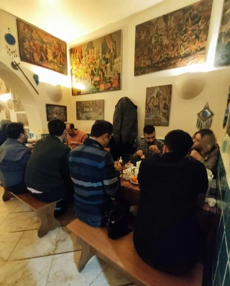 محیط صمیمی و سنتی رستوران دیزی سرا با مشتریانی که از دیزی و غذاهای ایرانی لذت می‌برند. دیوارهای مزین به نقاشی‌های اصیل ایرانی.