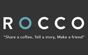 لوگوی کافه راکو در مجتمع تجاری ارگ، مکانی دلپذیر برای تجربه قهوه و ساختن دوستی‌ها با شعار «یک قهوه بنوشید، داستانی بگویید، دوستی پیدا کنید»