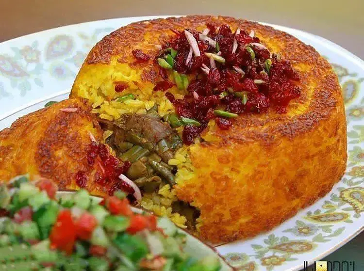 ته چین مجلسی با گوشت و لوبیا، غذایی سنتی و لذیذ، با ته دیگ زعفرانی طلایی در رستوران‌های مجتمع تجاری ارگ تهران.