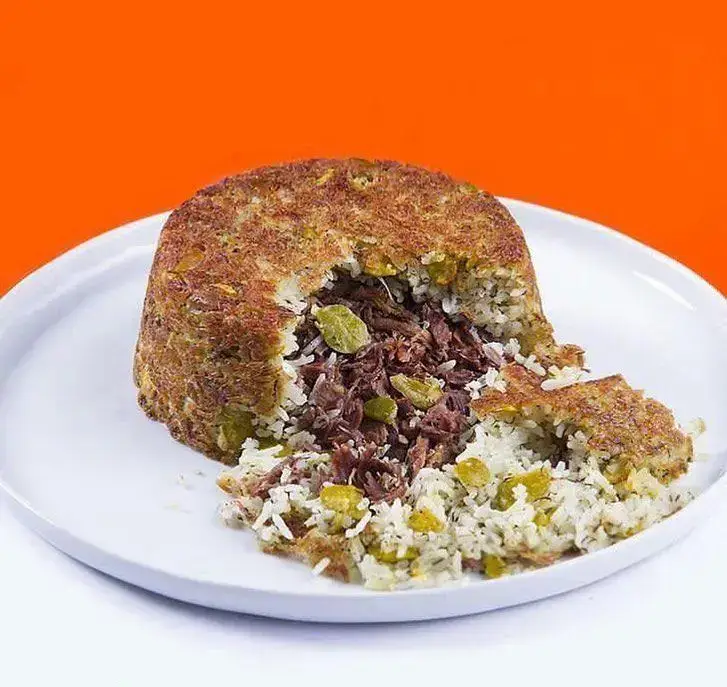 تصویری جذاب از ته چین گوشت قالبی با ته دیگ برشته و طلایی، انتخابی لذیذ از منوی رستوران‌های مجتمع تجاری ارگ.