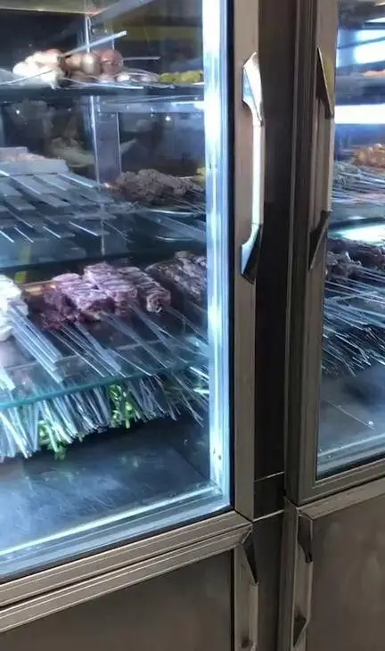 نمای نزدیک از ویترین پربار جگرسرای لیموترش، حاوی سیخ‌های لذیذ جگر، دل، قلوه و انواع کباب گوشت تازه و سبزیجات.