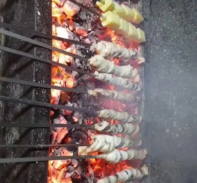 طبخ ماهرانه انواع کباب جگر و پنیر کبابی تازه بر روی زغال گداخته در جگرسرای لیموترش، طعم اصیل ایرانی را تجربه کنید.