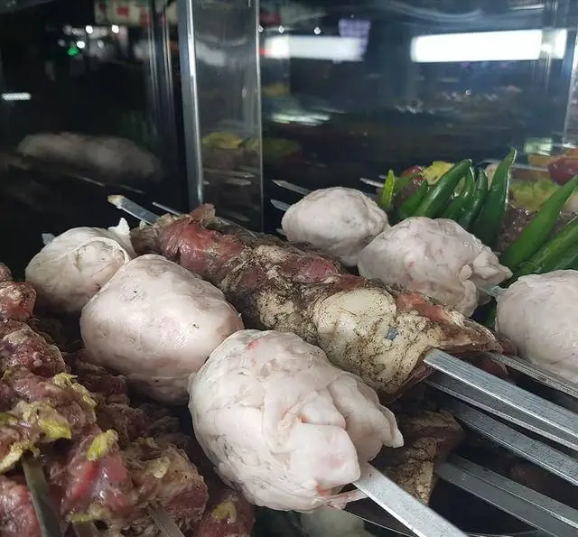 جگرسرای لیموترش: سیخ‌های کباب خام تازه جگر، دنبه و گوشت گوسفندی مزه‌دار شده، آماده طبخ در ویترین با فلفل سبز.