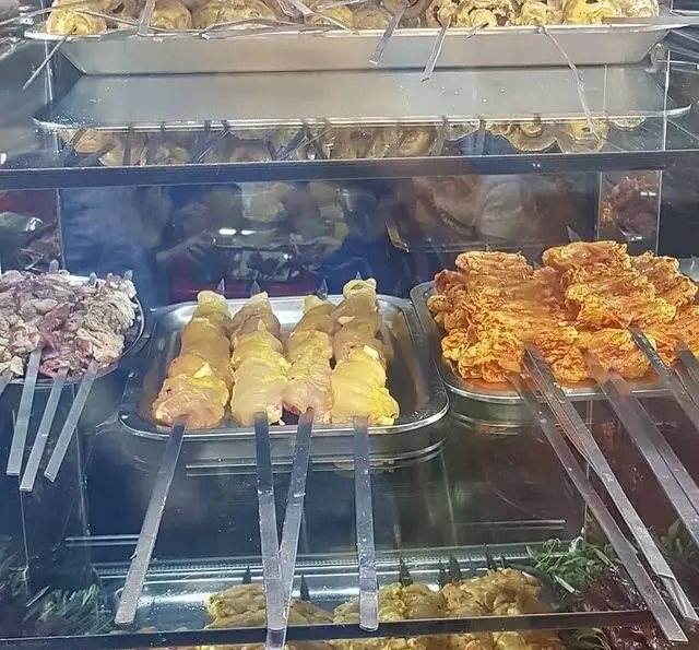 جگرسرای لیموترش: نمایش انواع سیخ‌های کباب تازه جگر، جوجه و گوشت مزه‌دار. کباب‌های آماده برای پخت با کیفیت بالا و طعم اصیل.