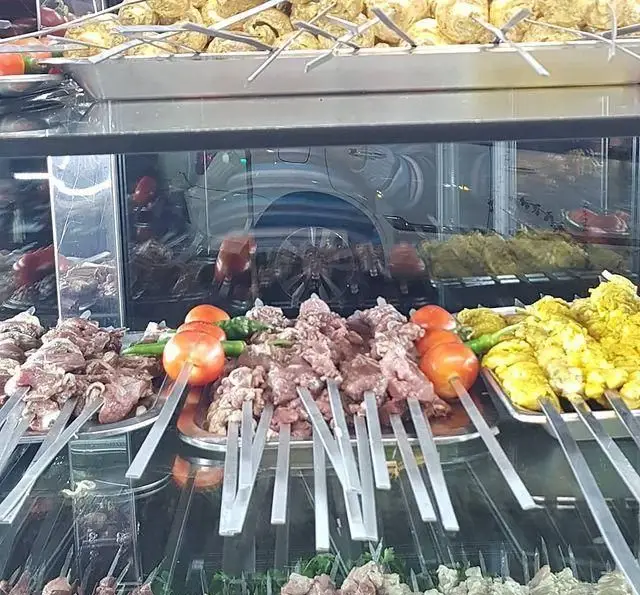 ویترین جگرسرای لیموترش شامل انواع کباب تازه جگر، دل، قلوه، گوشت، جوجه، گوجه و فلفل سبز روی سیخ، آماده برای طبخ.