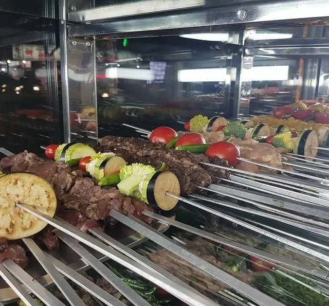 کباب‌های تازه و متنوع گوشت، جگر و سبزیجات (گوجه، بادمجان، بروکلی) در جگرسرای لیموترش. آماده طبخ برای یک غذای لذیذ و سالم.