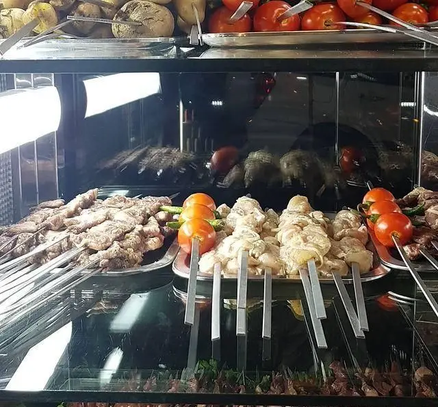 تصویری از ویترین جذاب جگرسرای لیموترش با انواع کباب‌های تازه گوشت، جگر و جوجه کباب، آماده برای سفارش و طبخ سریع.
