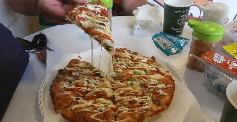 پیتزا تامای: یک برش پیتزای داغ با پنیر کشی فوق‌العاده، سس‌های رنگارنگ و مخلفات تازه، تجربه‌ای لذیذ و به یاد ماندنی.