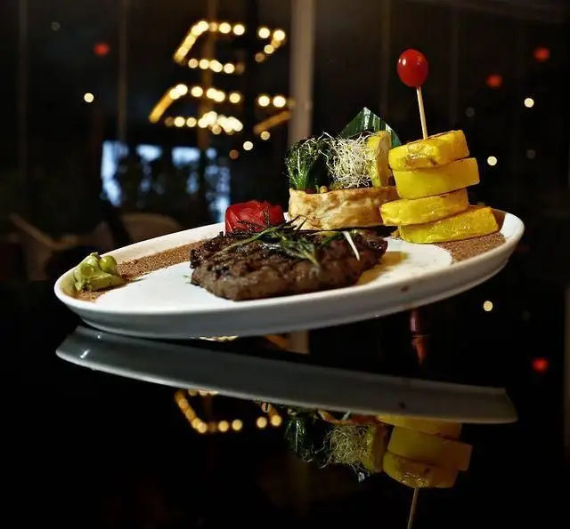 استیک گریل شده لذیذ با دورچین خلاقانه و جذاب در رستوران و کافی شاپ دورهمی، تجربه شامی فراموش نشدنی را رقم می زند.