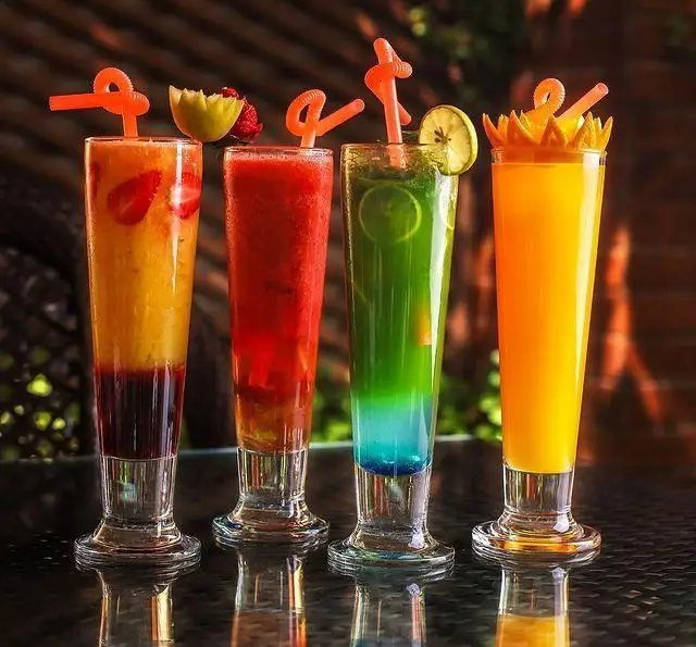 نوشیدنی‌های میوه‌ای رنگارنگ و تازه رستوران و کافی شاپ دورهمی. کوکتل‌های خنک و آبمیوه‌های طبیعی برای تجربه‌ای دلپذیر.