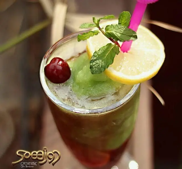 نوشیدنی خنک و لایه ای اسموتی با طعم لیمو، نعنا و گیلاس. از منوی تازه کافی شاپ و رستوران دورهمی لذت ببرید.