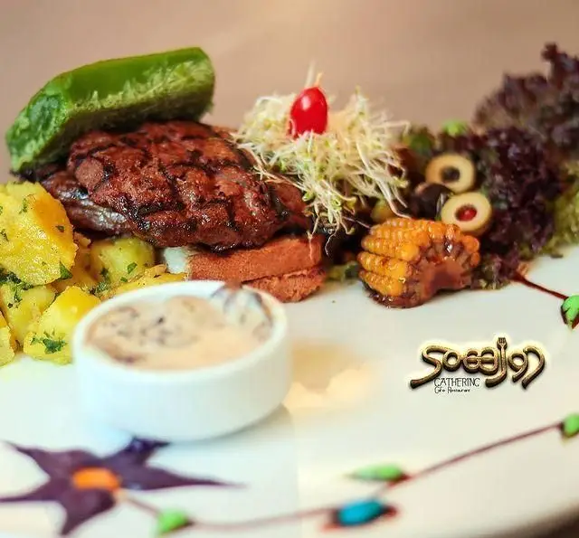 غذای لوکس استیک گریل با سیب‌زمینی طعم‌دار و سالاد تازه در رستوران و کافی‌شاپ دورهمی. منوی غذای ایرانی و فرنگی.