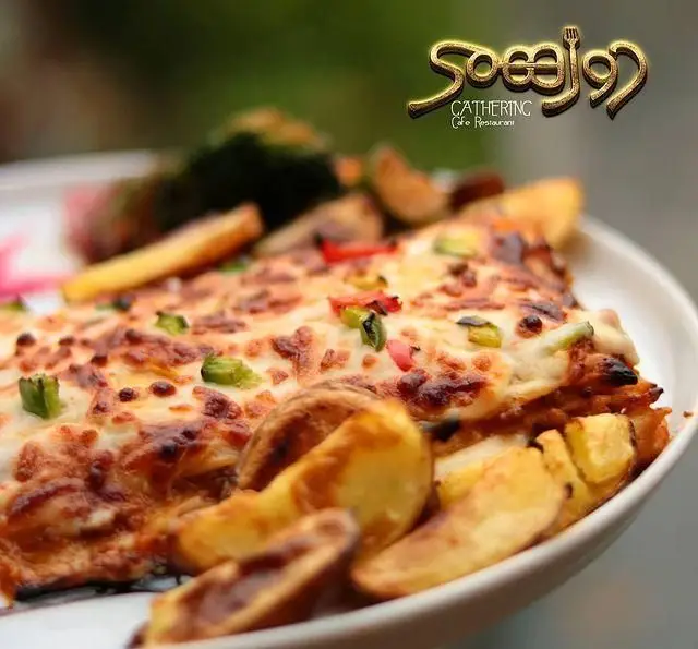 غذای لذیذ رستوران و کافی شاپ دورهمی (Gathering): پیتزا یا لازانیا با پنیر فراوان، فلفل دلمه و سیب زمینی وِج طلایی.