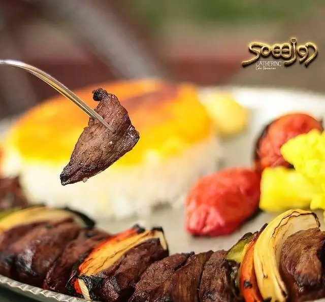 کباب لذیذ با سیخ سبزیجات و چلو زعفرانی در رستوران و کافی شاپ دورهمی، بهترین غذای ایرانی برای جمع شما.