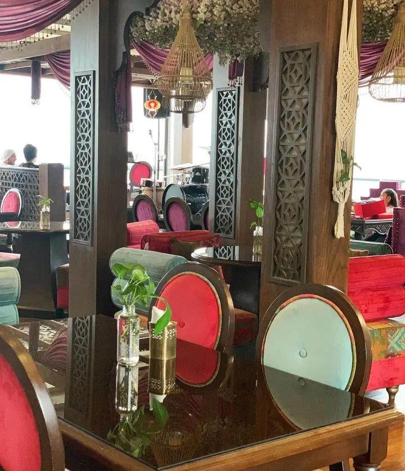 تصویری از فضای داخلی رستوران و کافی شاپ دورهمی با چیدمان لوکس و دکوراسیون سنتی-مدرن، محیطی خاص و آرام برای دورهمی‌های شما.