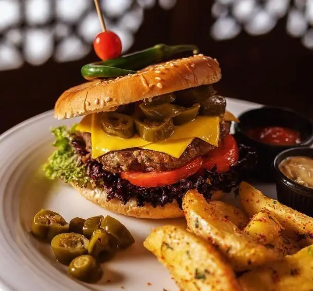 یک چیزبرگر تند و عالی از رستوران دورهمی: با هالاپینو، سیب زمینی وجز ترد، سس‌های متنوع و گوجه و کاهو تازه.