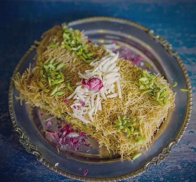 دسر خوشمزه و سنتی رستوران و کافی شاپ دورهمی: کنافه با پسته، خلال بادام و گل محمدی، تجربه‌ای شیرین در کافه دورهمی.